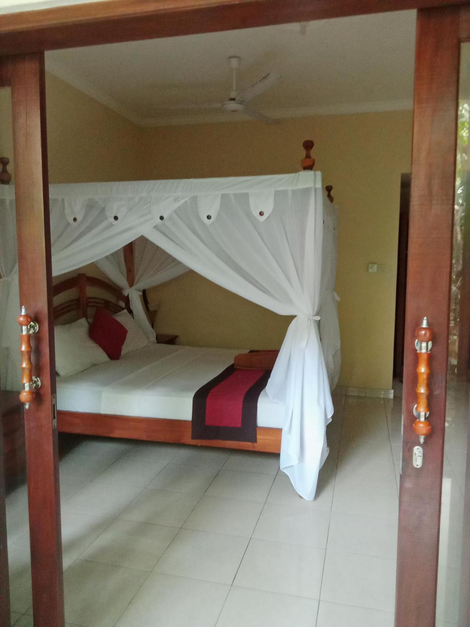 Pondok Aldi Hostel Amed Exteriör bild
