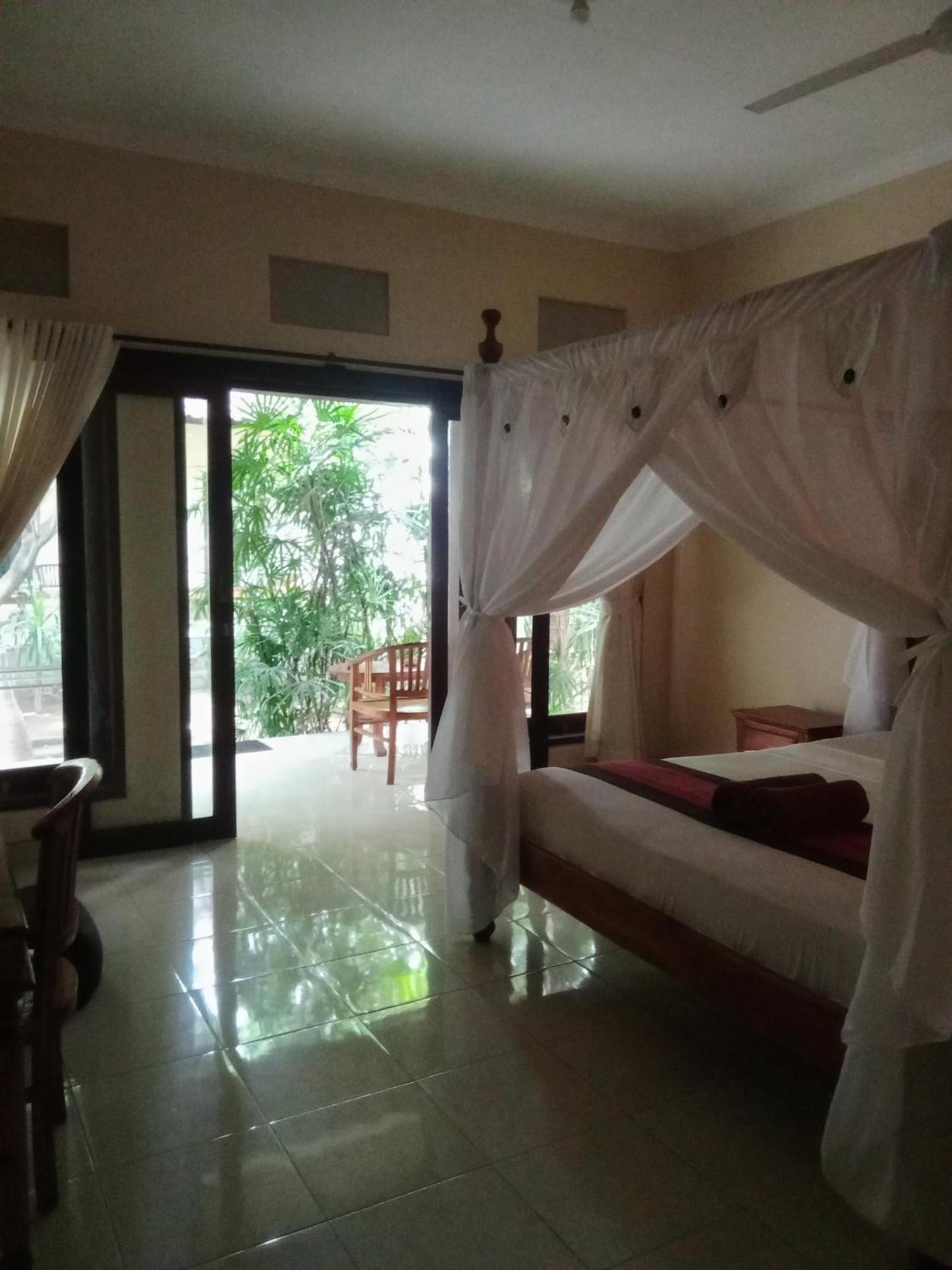 Pondok Aldi Hostel Amed Exteriör bild