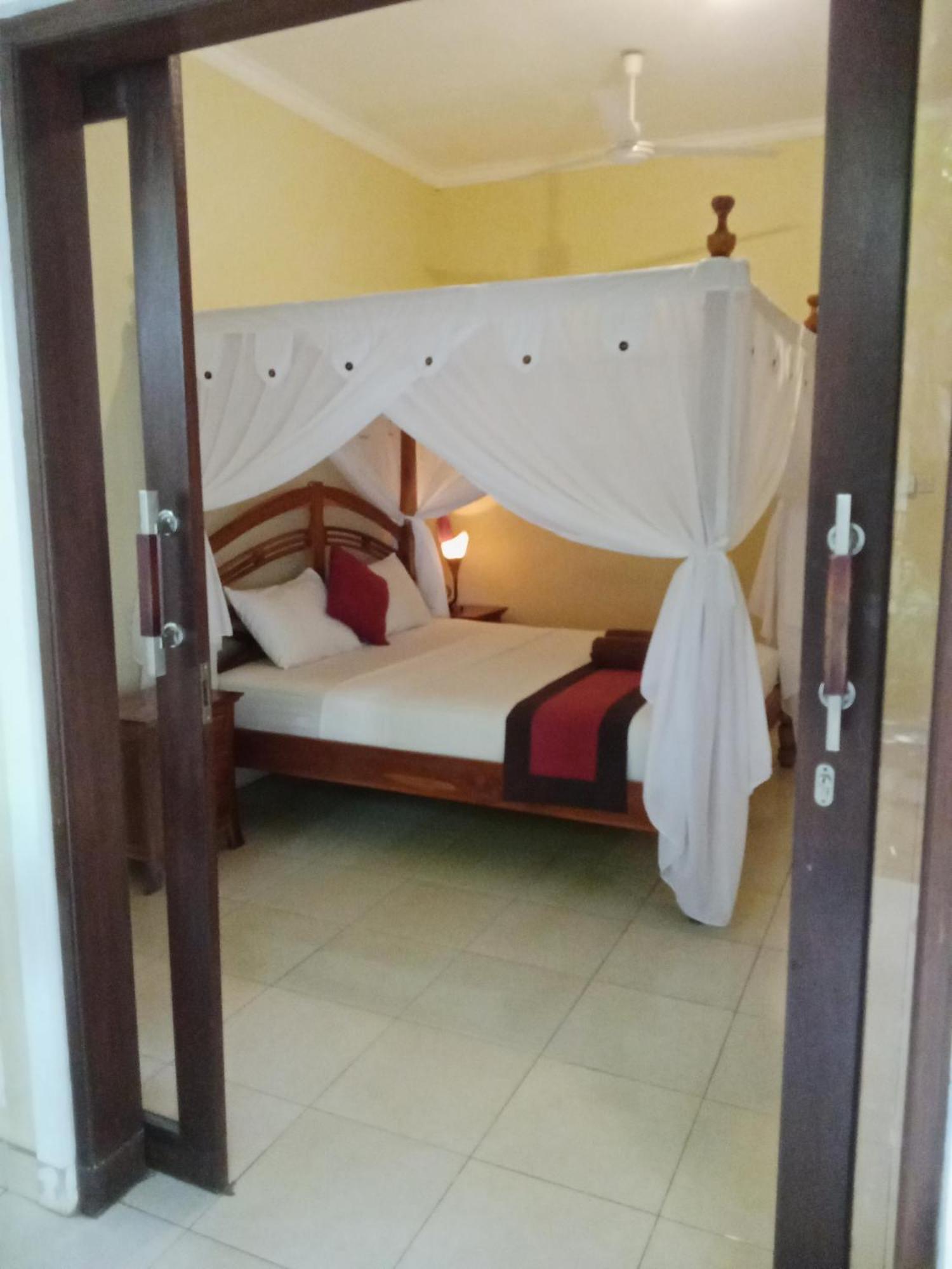 Pondok Aldi Hostel Amed Exteriör bild