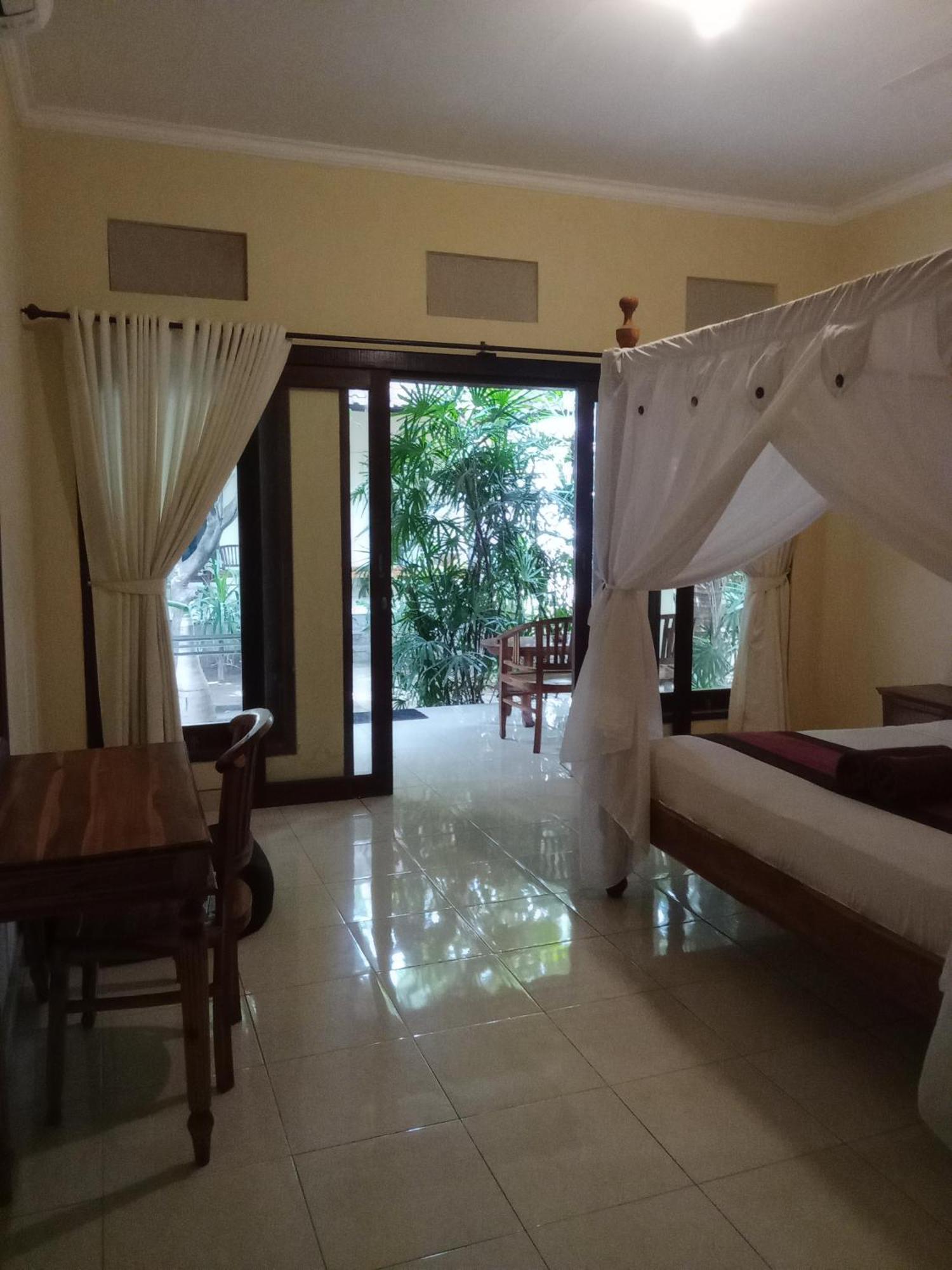 Pondok Aldi Hostel Amed Exteriör bild