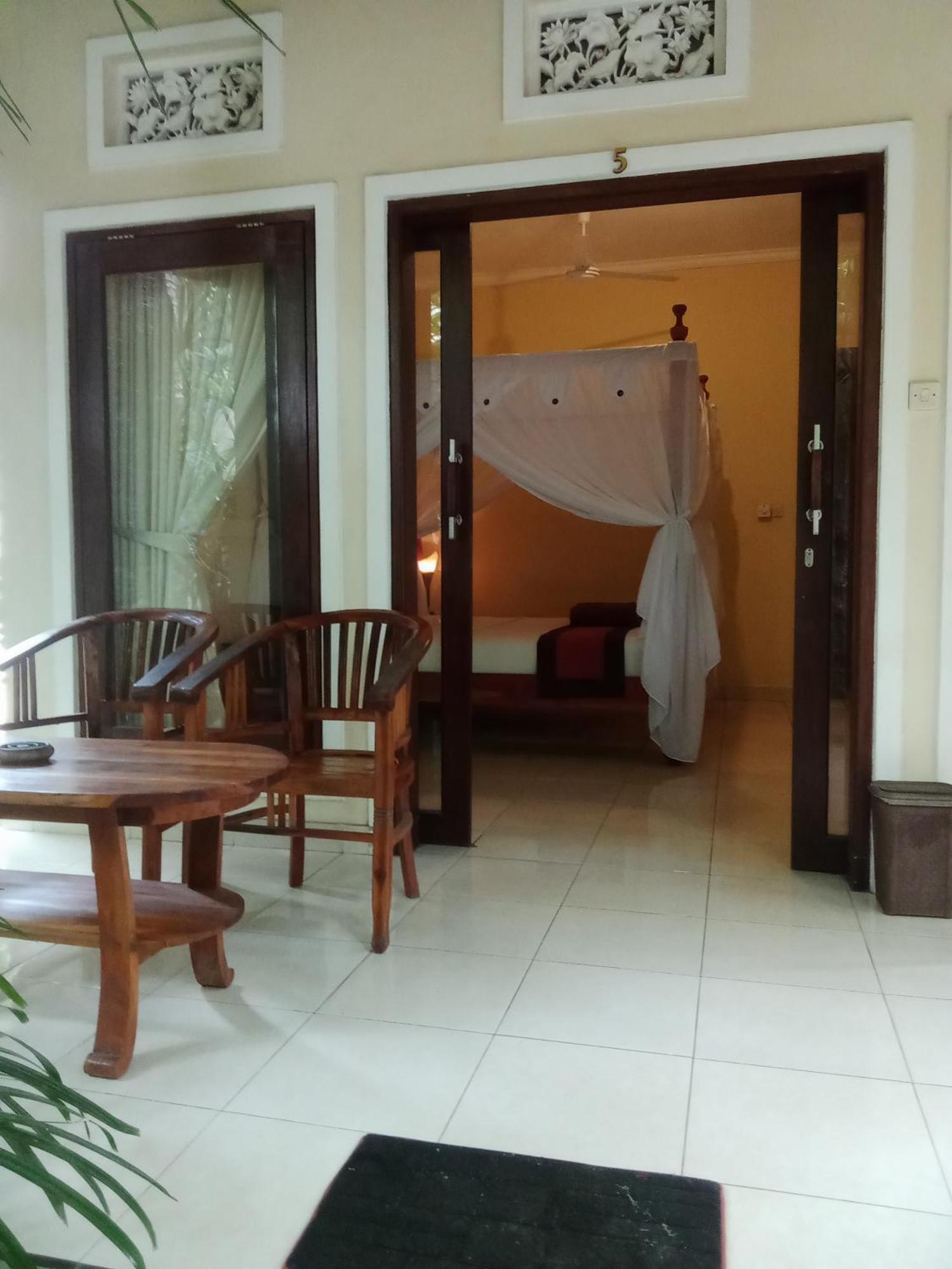 Pondok Aldi Hostel Amed Exteriör bild